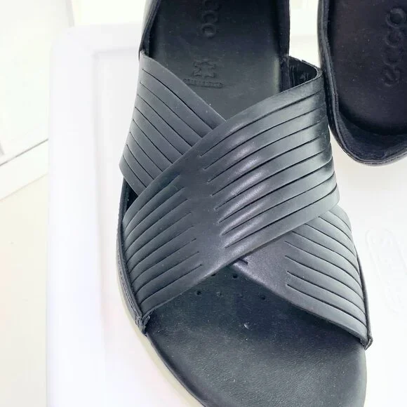 Ecco Sz 39 Black Sandals Flats with heel NWOT - Picture 2 of 7